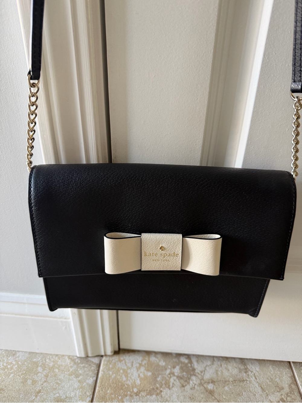 NWOT. Kate spade Black Leather Crossbody Bag with Cream Bow and Gold Chain